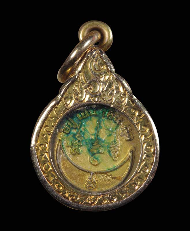 เหรียญกระดุมพญาราหู (พิมพ์จิ๋ว) เนื้อสามกษัตริย์ เลี่ยมทอง รุ่นอยู่เย็นเป็นสุข  พ.ศ.2548 - 2