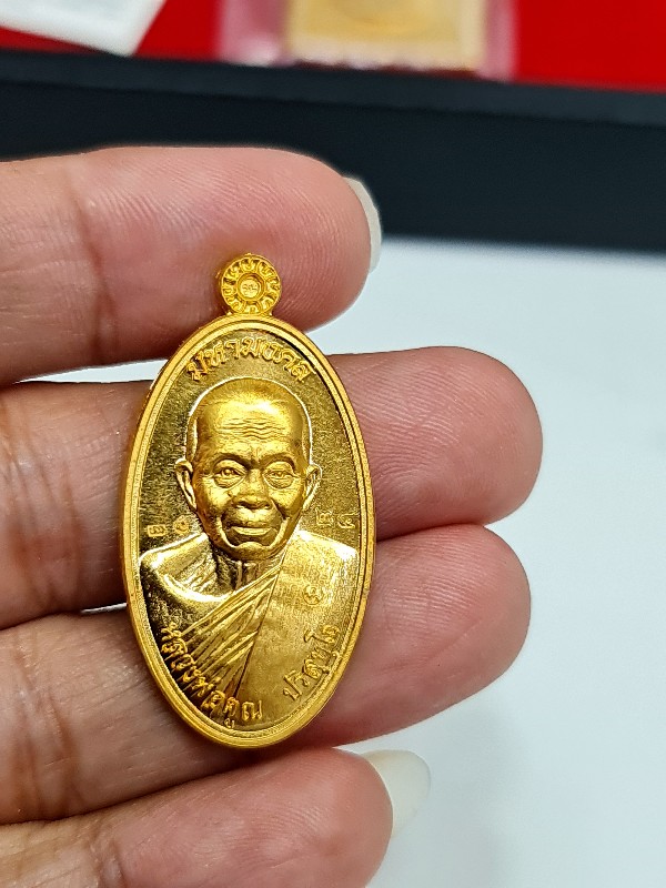💥มาใหม่💥 เหรียญใบขี้เหล็ก หลวงพ่อคูณ เนื้อทองคำ กรรมการ 💥หายาก💥 - 2