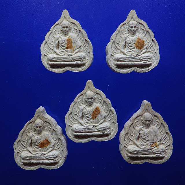 5 องค์....พระผงใบโพธิ์ หลวงพ่อเกษม หลังท้าวเวสสุวรรณ 28 พ.ย. 27 . - 1