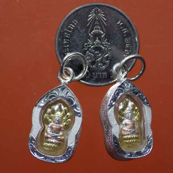 2 องค์ ..พร้อมเลี่ยมกรอบเงิน... พระปรกใบมะขาม เนื้อ 3 กษัตริย์ หลวงพ่อแล วัดพระทรง ปี2550... - 1