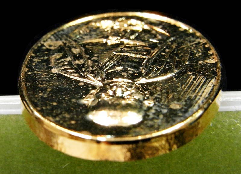 เหรียญครูบาเจ้าศรีวิชัย ปี 39 พร้อมบัตรรับรอง รุ่นศรีวิชัยยาชนะ เนื้อชุบทอง ตอกโค๊ต ๙ สวย คม สมบูรณ์ - 4