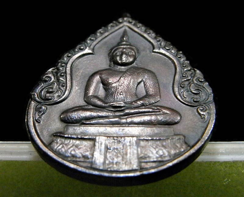 พระแก้วมรกต ภปร ปี 2525 รุ่นแรก พิมพ์ทรงเครื่องฤดูฝน สมโภชกรุงรัตนโกสินทร์ 200 ปี เนื้อทองแดงรมดำ - 4