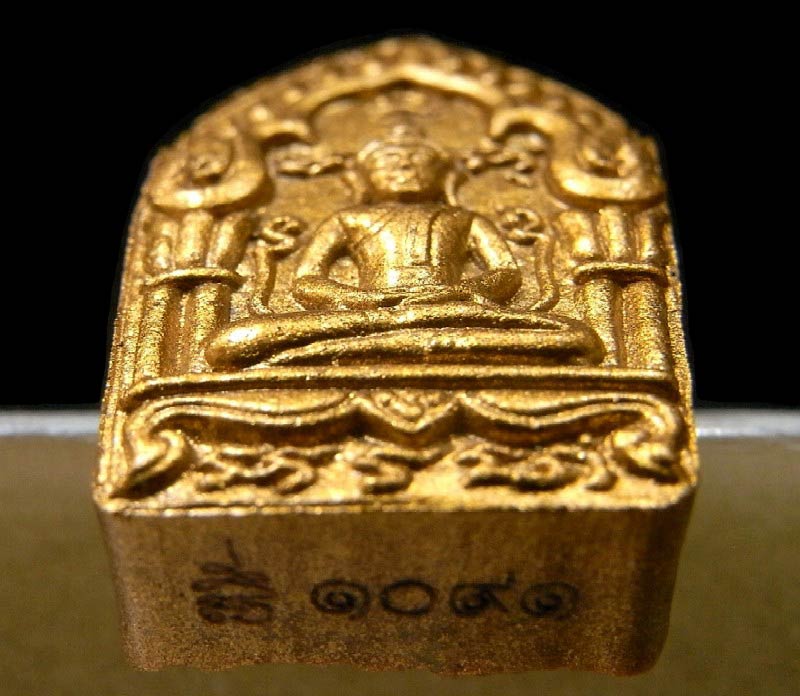 ขุนแผนผงพรายกุมาร รุ่น พรายทอง พิมพ์เล็ก เนื้อว่านสบู่เลือด ฝังตระกรุดทองแดง + พลอยเสก กล่องเดิม - 4