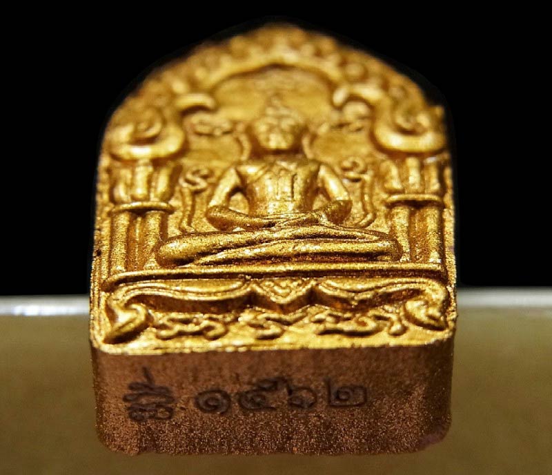 ขุนแผนผงพรายกุมาร รุ่น พรายทอง พิมพ์เล็ก เนื้อว่านสบู่เลือด ฝังตระกรุดทองแดง + พลอยเสก กล่องเดิม - 4