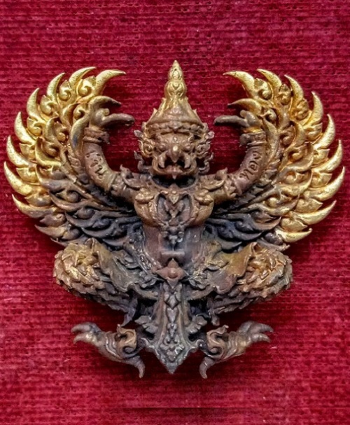 พญาครุฑ รุ่นรวยหมื่นล้าน หลวงพ่อพัฒน์ วัดห้วยด้วน ปี2563 เนื้อชนวนปีกทอง ตอกโค๊ตและหมายเลข 491 - 1