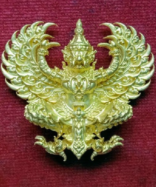 พญาครุฑ รุ่นรวยหมื่นล้าน หลวงพ่อพัฒน์ ปี2563 พิมพ์ใหญ่ เนื้อกะไหล่ทอง ตอกโค๊ตและหมายเลข 768 - 1