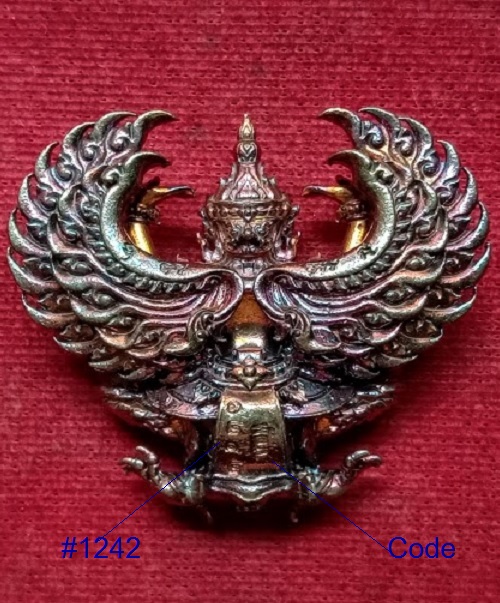 พญาครุฑ รุ่นรวยหมื่นล้าน หลวงพ่อพัฒน์ ปี2563 พิมพ์ใหญ่ เนื้อทองแดงผิวรุ้ง ตอกโค๊ตและหมายเลข1242 - 2