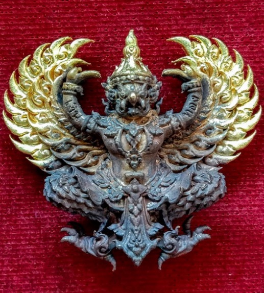 พญาครุฑ รุ่นรวยหมื่นล้าน หลวงพ่อพัฒน์ วัดห้วยด้วน ปี2563 เนื้อชนวนปีกทอง ตอกโค๊ตและหมายเลข 1742 - 1