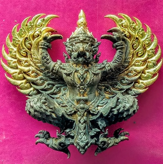 พญาครุฑ รุ่นรวยหมื่นล้าน หลวงพ่อพัฒน์ วัดห้วยด้วน ปี2563 เนื้อชนวนปีกทอง ตอกโค๊ตและหมายเลข 532 - 1