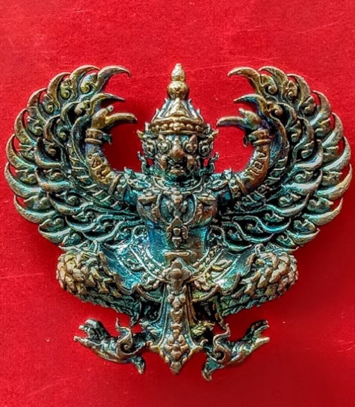 พญาครุฑ รุ่นรวยหมื่นล้าน หลวงพ่อพัฒน์ ปี63 พิมพ์เล็ก เนื้อทองแดงผิวรุ้ง ตอกโค๊ตและหมายเลข 490 - 1