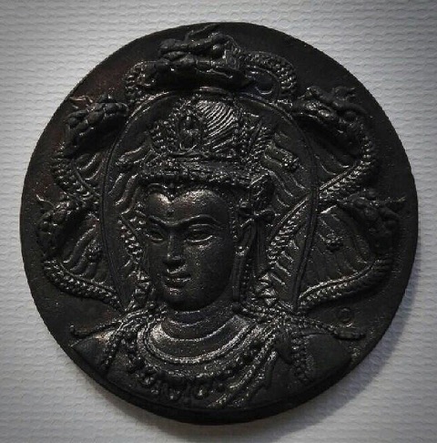 เหรียญบาตรน้ำมนต์ราชันย์ดำ วัดใหญ่ชัยมงคล จ.นครศรีธรรมราชเนื้อทองแดงรมดำ มีโค้ด หมายเลข กำกับ - 1