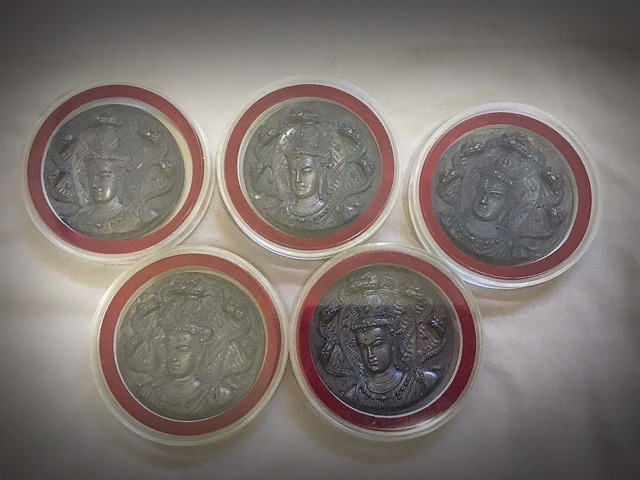 เหรียญบาตรน้ำมนต์ราชันย์ดำ วัดใหญ่ชัยมงคล จ.นครศรีธรรมราชเนื้อทองแดงรมดำ มีโค้ด หมายเลข กำกับ - 1