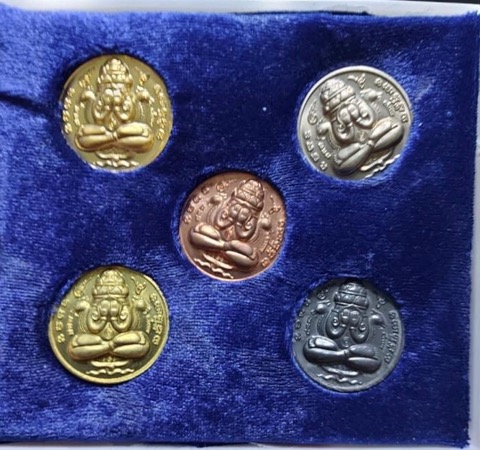 ชุดกรรมการ พระปิดตาศรีมหาราชพังพะกาฬ (บล็อคทองคำ) เบอร์เดียวกันทั้งชุด - 1