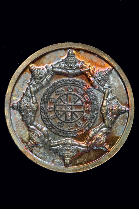 เหรียญปิดตาพังพระกาฬ รุ่น 2 เนื้อนวะผิวรุ้งบล๊อคทองคำ - 2
