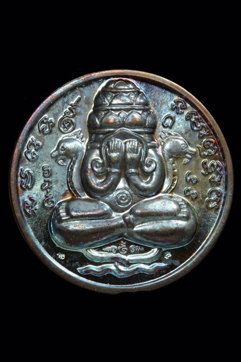 เหรียญปิดตาพังพระกาฬ รุ่น 2 เนื้อนวะผิวรุ้งบล๊อคทองคำ - 1