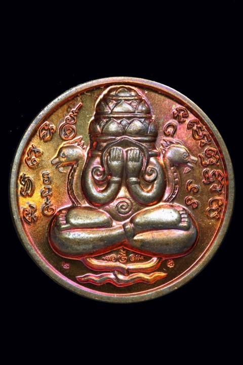 เหรียญปิดตาพังพระกาฬ รุ่น 2 เนื้อนวะผิวรุ้งบล๊อคทองคำ - 1