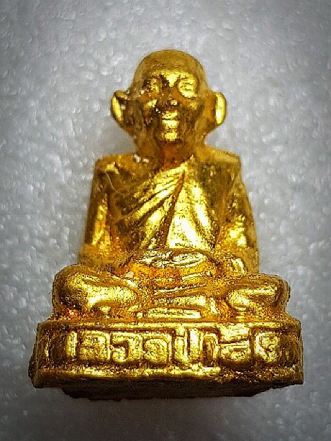 รูปเหมือนหลวงปู่เส็งวัดบางนาเนื้อผงปิดทองแท้ฝังตะกรุด - 1
