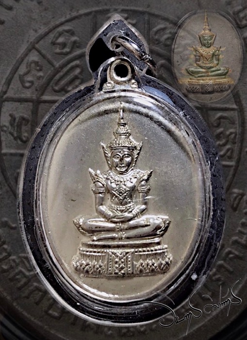 เหรียญพระแก้วมรกต วัดหลวงปรีชากูล จ.ปราจีนบุรี ปี 2515 เนื้อนวโลหะแก่เงิน - 1