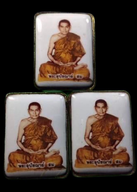 ล็อกเก็ตรุ่นแรกหลังฝาบาตรหลวงพ่อพระอุปัชฌาย์ สม เจ้าอาวาส วัดบ้านด่าน ปราจีนบุรี จารมือตอกโค๊ดหมายเ - 1