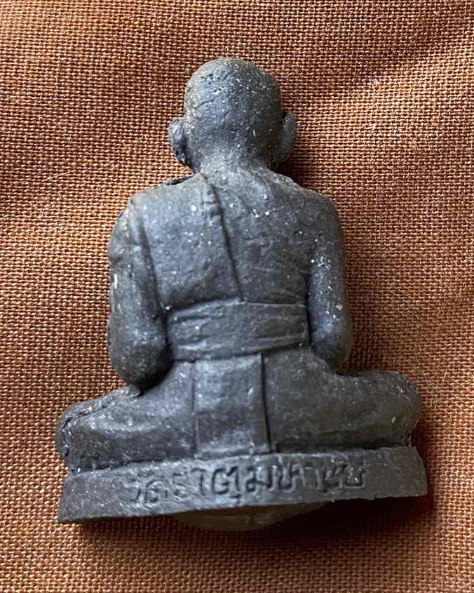 รูปเหมือน หลวงปู่คำพันธ์ ออกวัดแก่งตอย ปี 2539 เนื้อดำพิเศษ ฝังปฐวีธาตุ กรรมการ ผลงานอาจารย์อำพล เจน - 2