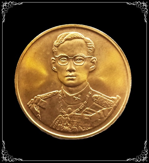 เหรียญที่ระลึก ในหลวง ฉลองครองราชครบ 50 ปี จัดสร้าง ปี2539 สภาพสวยจ้า - 1