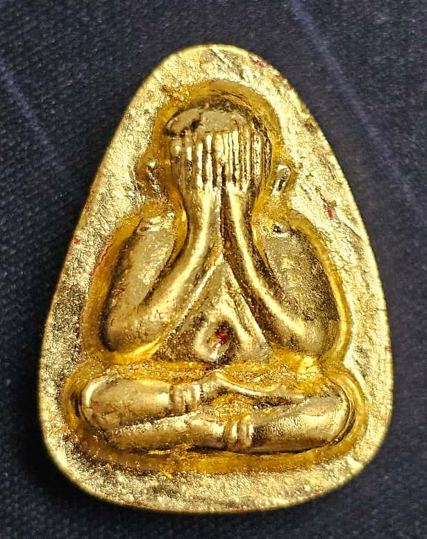 เนื้อใบลาน หุ้มแผ่นทองคำแท้ ด้านหน้า ตระกรุดเงินฝังในองค์พระ จำนวน 5 ดอก ปิดตาปลดหนี้๙๙ "ยันต์ตรี" - 1