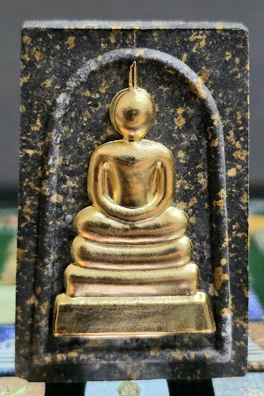 เนื้อผงใบลานสายรุ้ง หน้ากากชุบน้ำทองคำ หลวงปู่คีบ ธีรปัญโญ วัดป่าสุทธาวาส จ.นครพนม อายุ ๑๐๘ ปี - 1
