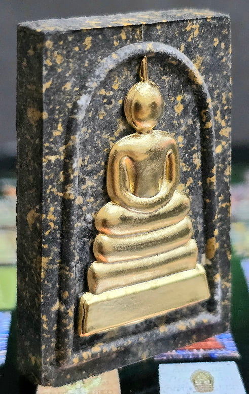 เนื้อผงใบลานสายรุ้ง หน้ากากชุบน้ำทองคำ หลวงปู่คีบ ธีรปัญโญ วัดป่าสุทธาวาส จ.นครพนม อายุ ๑๐๘ ปี - 3