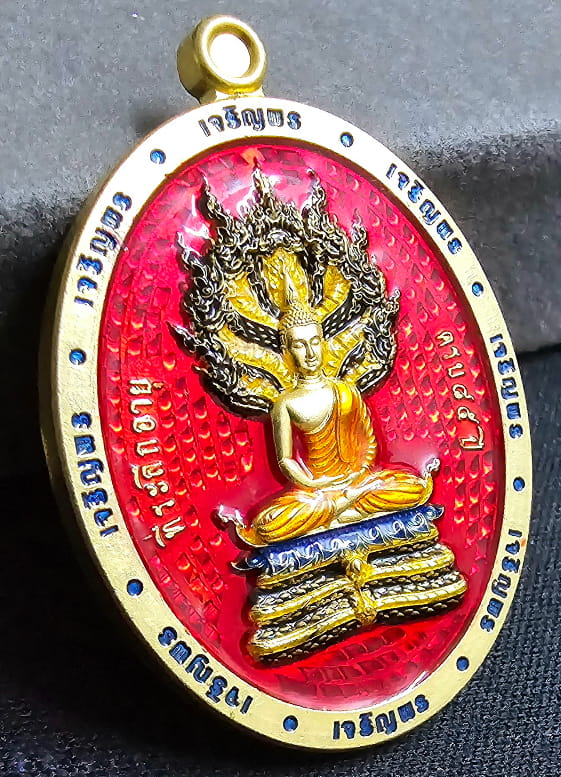 เนื้อชุบทอง ลงยาทรงเครื่องเต็ม คุ้ยพื้นลงยาแดง หลังบ่วงพญานาค ฝังเพชรลูกแก้ว สะท้อนแสงหน้า-หลัง - 3