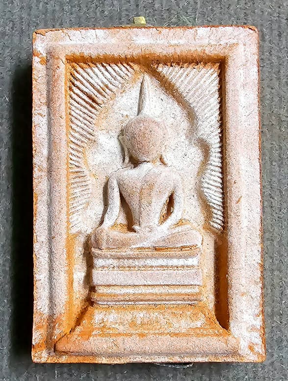 พระสมเด็จแหวกม่าน เนื้อดินโบราณ ฝังตระกรุดทองคำแท้ 1 ดอก หลวงปู่คีบ ธีรปัญโญ - 1