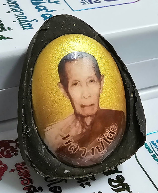 พระปิดตาปลดหนี้๙๙ (หลังยันต์นะ) หลวงปู่โต๊ะ อินทสุวัณโณ เนื้อใบลาน หลังล็อกเก็ตฉากทอง - 1