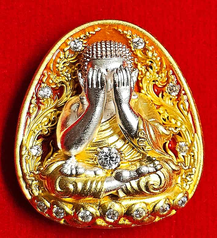 พระปิดตาพุทธศิลป์ หลวงปู่โต๊ะ อินทสุวัณโณ เนื้อบรอนซ์ จีวร กนกข้าง ฐานบัว ฝังเพชรสวิส CZ 14 เม็ด - 1