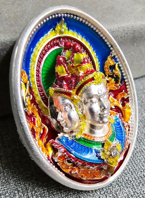 เหรียญหล่อพุทธศิลป์ รุ่น "พรหมประกาศิต" หลังทะลุซุ้ม เนื้อชุบเงินลงยามาสเตอร์พีชหน้า-หลัง แถมยกลัง - 1