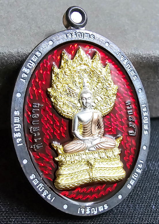 หลวงปู่บุญมา โชติธัมโม เนื้อทองแดงรมดำ คุ้ยพื้นลงยาแดง ขอบขาว หน้ากาก 3K หลังฝังลูกแก้ว - 3
