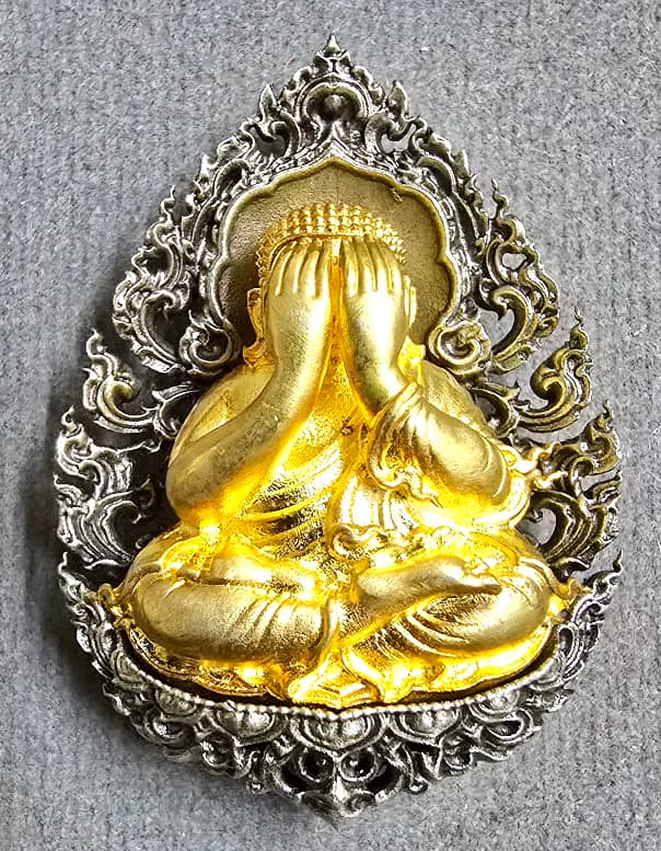 หลวงปู่โต๊ะ อินทสุวัณโณ วัดถ้ำสิงโตทอง ราชบุรี  พระปิดตาพุทธศิลป์ เนื้อเงินซาติน องค์ชุบทองคำแท้  - 1