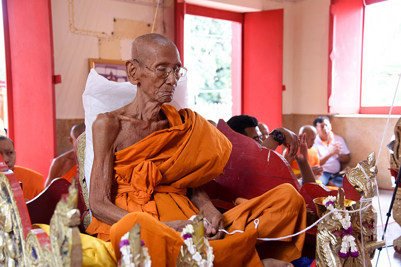 เหรียญท้าวเวสสุวรรณ รุ่นสอง เทพประทานพร พระอาจารย์ต้น วัดโคกเจริญ จ.นครสวรรค์ เนื้อทองคำ no.1 - 4