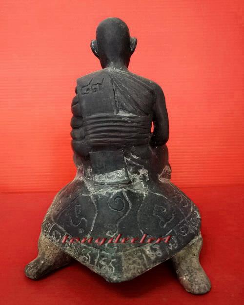 รูปเหมือนบูชาหลวงปู่หลิวนั่งเต่า วัดไร่แตงทอง ฉลองอายุ 87 ปี เนื้อทองผสมรมดำ หายากค่ะ - 2