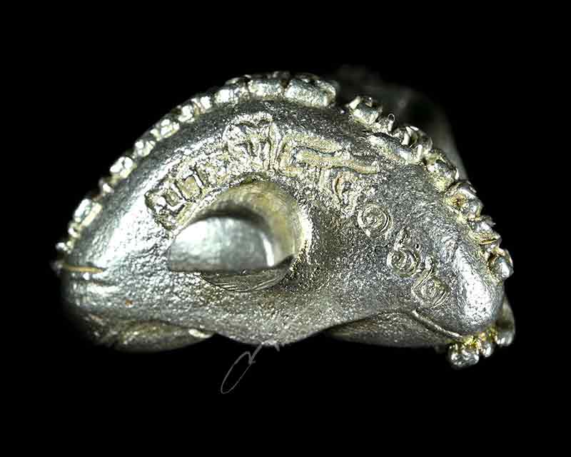 พระยอดธงรุ่นแรก "เนื้อเงิน" หลวงปู่ธรรมรังษี วัดพระพุทธบาทเขาพนมดิน จังหวัดสุรินทร์ - 4