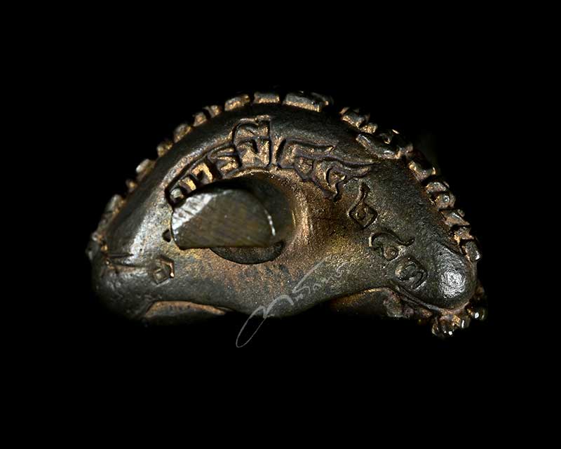 พระยอดธงรุ่นแรก เนื้อนวะโลหะ หลวงปู่ธรรมรังษี วัดพระพุทธบาทเขาพนมดิน จังหวัดสุรินทร์ - 3