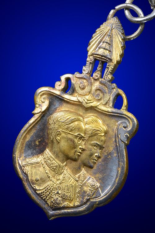 เหรียญที่ระลึกในการเสด็จพระราชดำเนินเยือนสหรัฐและทวีปยุโรป พ .ศ.2503 เนื้อเงินกะไหล่ทอง พิมพ์เล็ก - 3