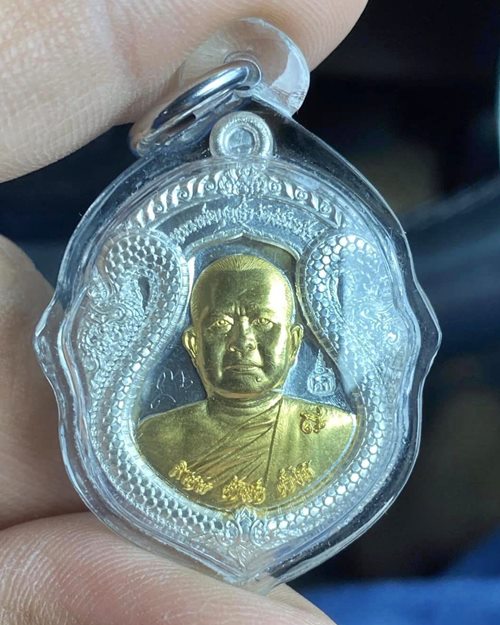 เหรียญรุ่นค้าโชค ค้ำชัย เนื้อเงินหน้าทองคำ พระอาจารย์บุญค้ำ วัดชัยเภรีย์ สุพรรณบุรี  - 1