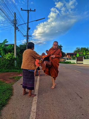 เหรียญ ลพ.ภูพาน (ลพ.เจนยุทธนา จิรยุทโธ)  รุ่น 1  เนื้อทองแดง สวยแชมป์  ไม่ผ่านการใช้  หายากมาก - 5