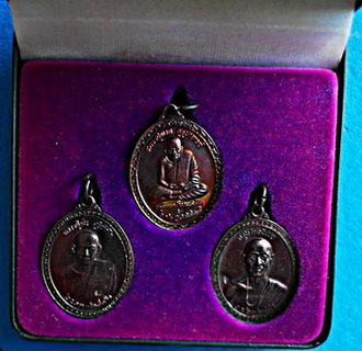เหรียญชุดพิเศษ ลป.ทวด ลป.มั่น ครูบาศรีวิชัย รุ่น ฉลองครองราชฯ 50 ร.9 เนื้อทองแดง ปี39 หายาก สวยแชมป์ - 3