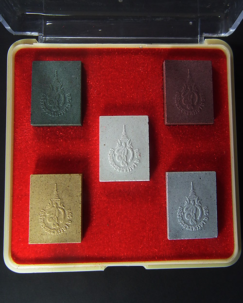 พระเทพมงคล สก. ปี 2547 ครบชุด ๕ องค์พร้อมกล่องเดิม - 3