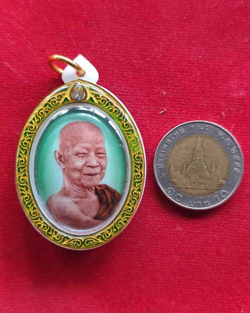 ล็อคเก็ตครึ่งองค์ ฉากเขียว หลวงตามหาบัว ญาณสัมปันโน วัดป่าบ้านตาด จังหวัดอุดรธานี - 3