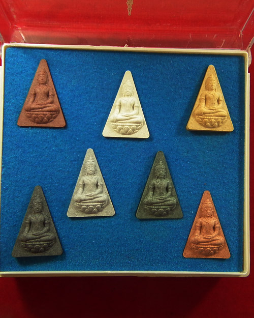 พระสมเด็จนางพญา สก. ชุดเนื้อผงพิมพ์ ๗ สี ปี ๒๕๔๗ กล่องเดิม - 2