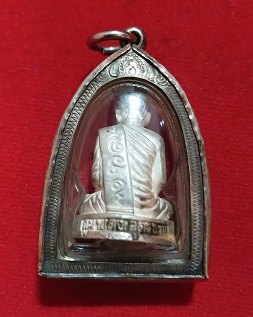 รูปหล่อจัมโบ้ หลวงปู่ลี กุสลธโร เนื้อเงินพร้อมเลี่ยมตลับเงิน วัดภูผาแดง จังหวัดอุดรธานี - 2