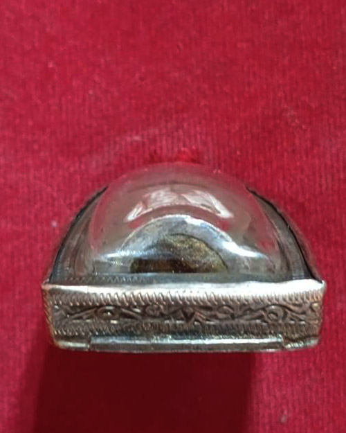 รูปหล่อจัมโบ้ หลวงปู่ลี กุสลธโร เนื้อเงินพร้อมเลี่ยมตลับเงิน วัดภูผาแดง จังหวัดอุดรธานี - 3