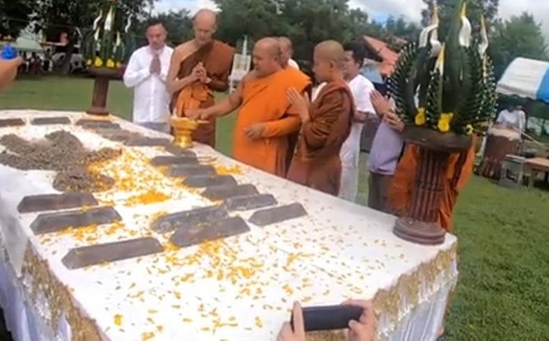 เหรียญหล่อเงินไหลมา รุ่นแรกรศ.241ขอบสตางค์ พระอาจารย์เด่นดวง ติสุสโร มีจาร หมายเลข๑๖๒๓ สวยนอนกล่อง - 4
