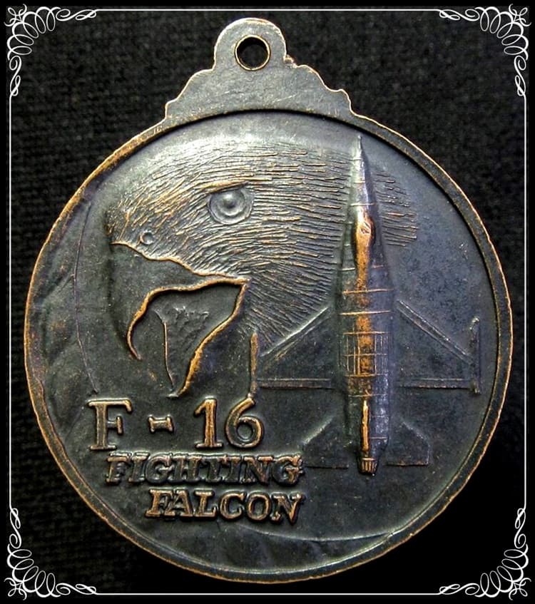 เหรียญพระพุฒาจารย์ โต พรหมรังษี หลังเหยี่ยวเวหาF-16 FIGHT FALCON - 2